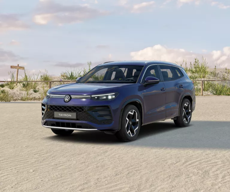 Violetter VW Tayron mit fünf Türen, LED-Scheinwerfern und Radkappen, Frontansicht leicht von rechts