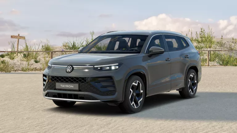 Dunkelgrauer VW Tayron mit fünf Türen, LED-Scheinwerfern und Radkappen, Frontansicht leicht von rechts