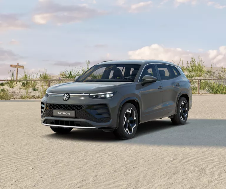 Dunkelgrauer VW Tayron mit fünf Türen, LED-Scheinwerfern und Radkappen, Frontansicht leicht von rechts