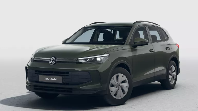 Grüner VW Tiguan Life mit fünf Türen, Seitenansicht schräg von vorn, geparkter Zustand