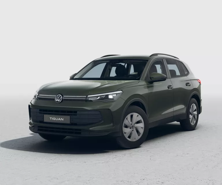 Grüner VW Tiguan Life mit fünf Türen, Seitenansicht schräg von vorn, geparkter Zustand