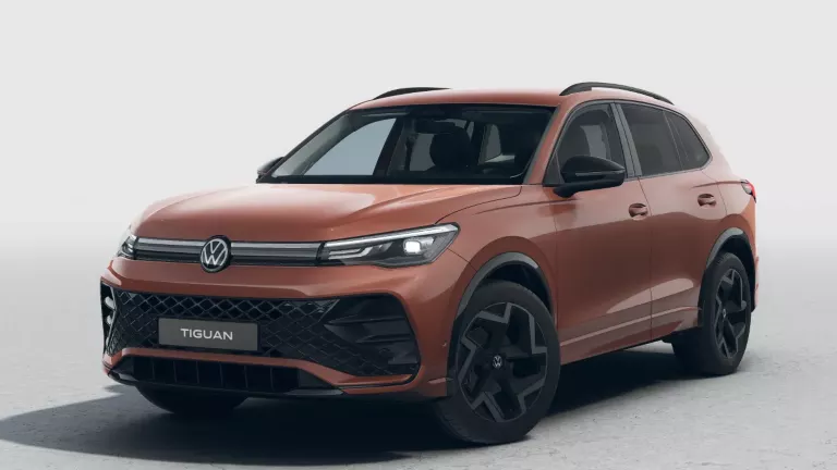 VW Tiguan EDITION 20 in Maple Red Metallic schräg von vorne auf grau.
