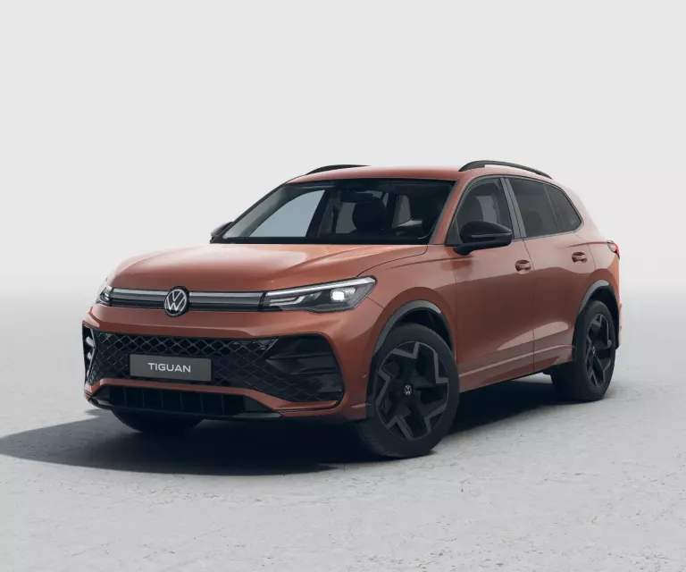 VW Tiguan EDITION 20 in Maple Red Metallic schräg von vorne auf grau.