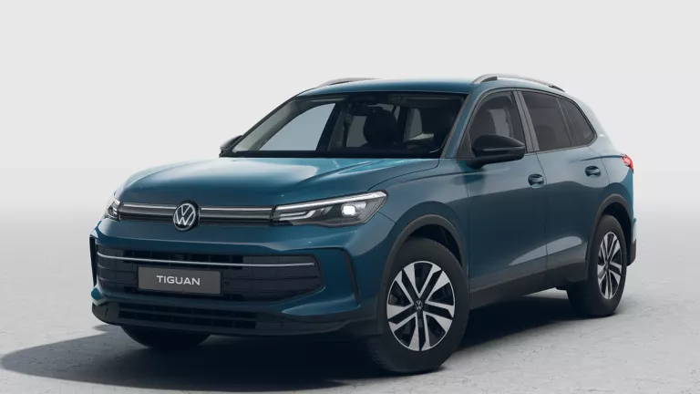 Dunkelblauer VW Tiguan mit fünf Türen, LED-Scheinwerfern und Radkappen, Frontansicht leicht von rechts