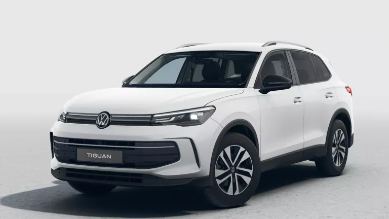 Weißer VW Tiguan mit fünf Türen, LED-Scheinwerfern und Radkappen, Frontansicht leicht von rechts
