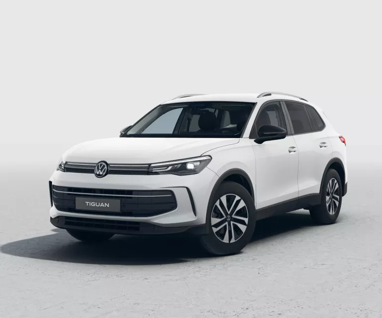 Weißer VW Tiguan mit fünf Türen, LED-Scheinwerfern und Radkappen, Frontansicht leicht von rechts
