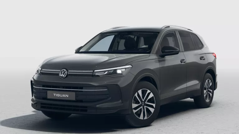 Dunkelgrauer VW Tiguan mit fünf Türen, LED-Scheinwerfern und Radkappen, Frontansicht leicht von rechts