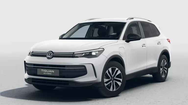 Ein weißer Tiguan ENERGY eHybrid im Winkel