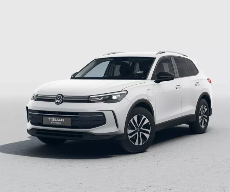 Ein weißer Tiguan ENERGY eHybrid im Winkel