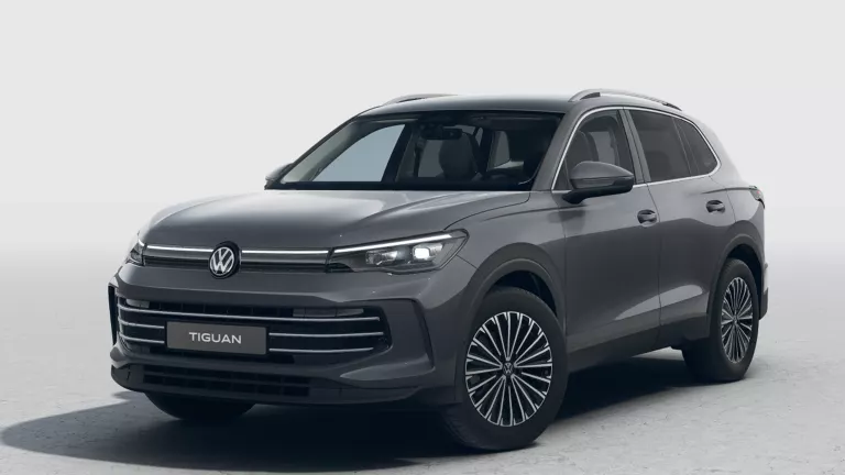 Grauer VW Tiguan mit fünf Türen, LED-Scheinwerfern und Radkappen, Frontansicht leicht von rechts