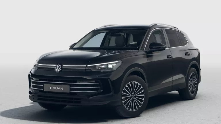 Schwarzer VW Tiguan mit fünf Türen, LED-Scheinwerfern und Radkappen, Frontansicht leicht von rechts