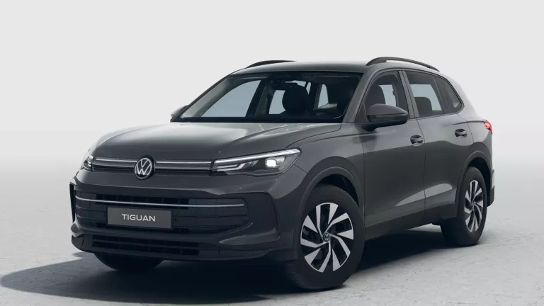 Dunkelgrauer VW Tiguan mit fünf Türen, LED-Scheinwerfern und Radkappen, Frontansicht leicht von rechts
