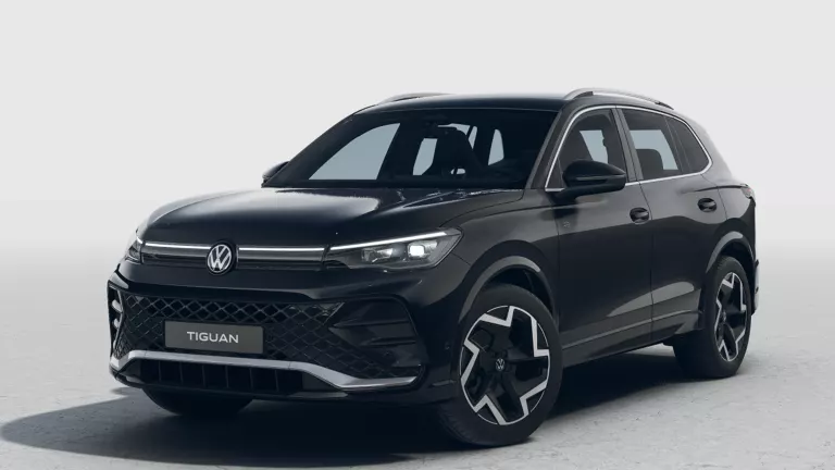 Schwarzer VW Tiguan mit fünf Türen, LED-Scheinwerfern und Radkappen, Frontansicht leicht von rechts