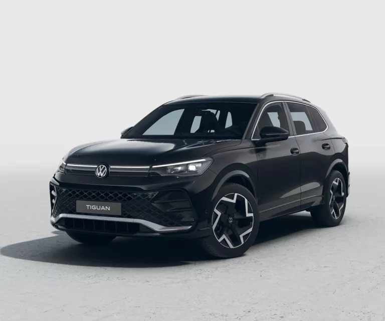 Schwarzer VW Tiguan mit fünf Türen, LED-Scheinwerfern und Radkappen, Frontansicht leicht von rechts