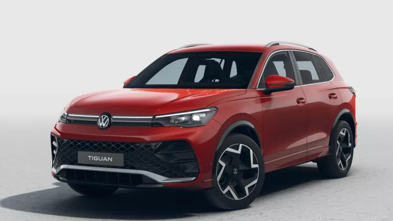 Roter VW Tiguan mit fünf Türen, LED-Scheinwerfern und Radkappen, Frontansicht leicht von rechts