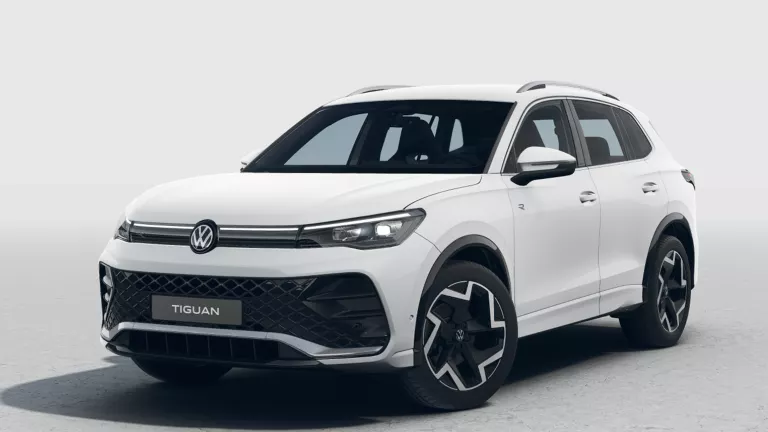 Wießer VW Tiguan mit fünf Türen, LED-Scheinwerfern und Radkappen, Frontansicht leicht von rechts