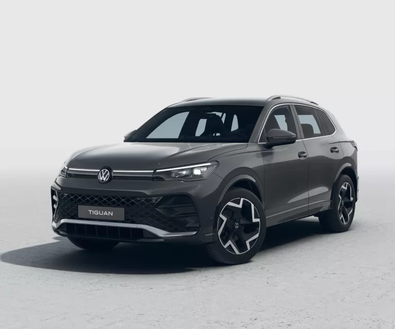 Dunkelgrauer VW Tiguan mit fünf Türen, LED-Scheinwerfern und Radkappen, Frontansicht leicht von rechts