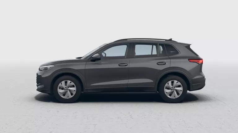 Grauen VW Tiguan in Seitenansicht mit fünf Türen, sportlichen Felgen und blauen Bremssätteln.