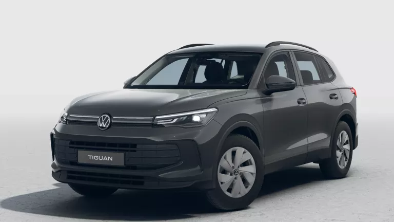 Dunkelgrauer VW Tiguan mit fünf Türen, LED-Scheinwerfern und Radkappen, Frontansicht leicht von rechts