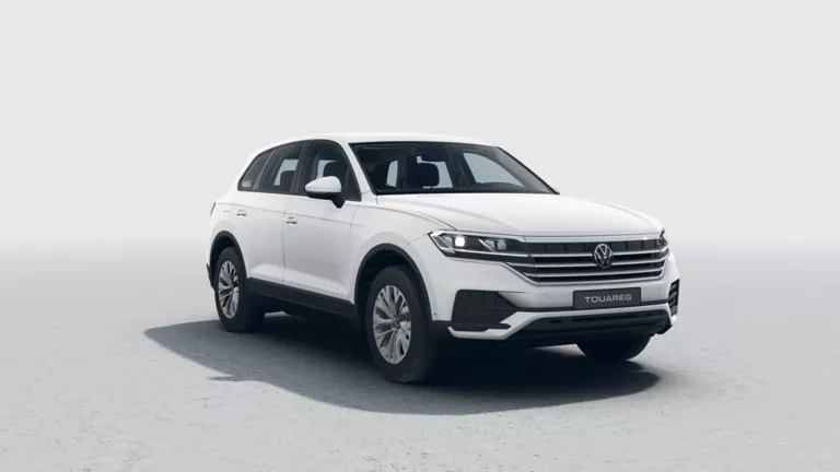 Weißer VW Touareg mit fünf Türen, LED-Scheinwerfern und Radkappen, Frontansicht leicht von rechts