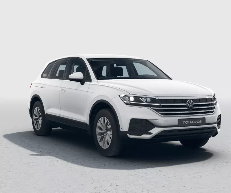 Weißer VW Touareg mit fünf Türen, LED-Scheinwerfern und Radkappen, Frontansicht leicht von rechts