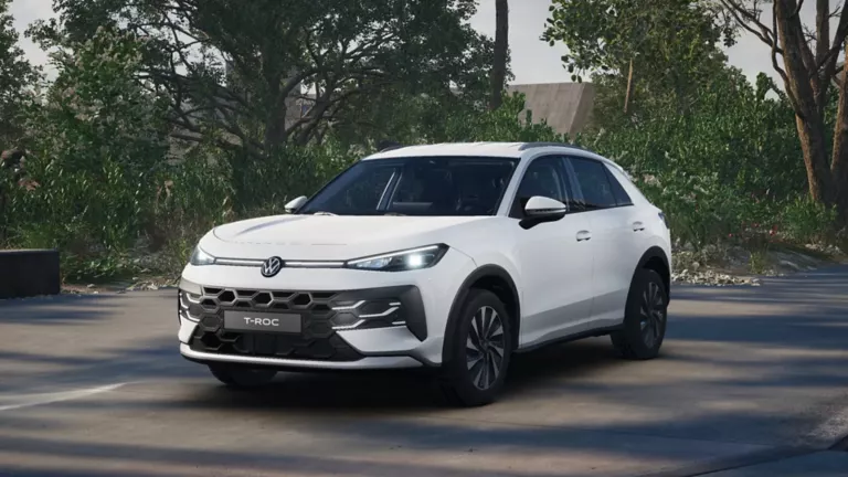 Ein weißer VW T-Roc Life.