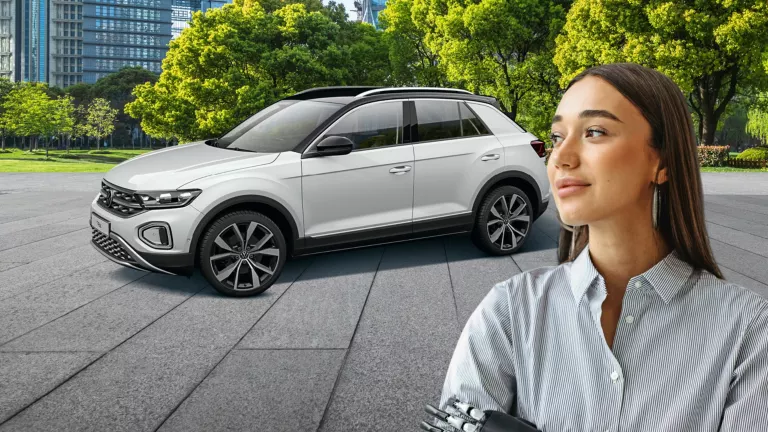 Foto einer jungen Frau, im Hintergrund ein weißer Volkswagen.