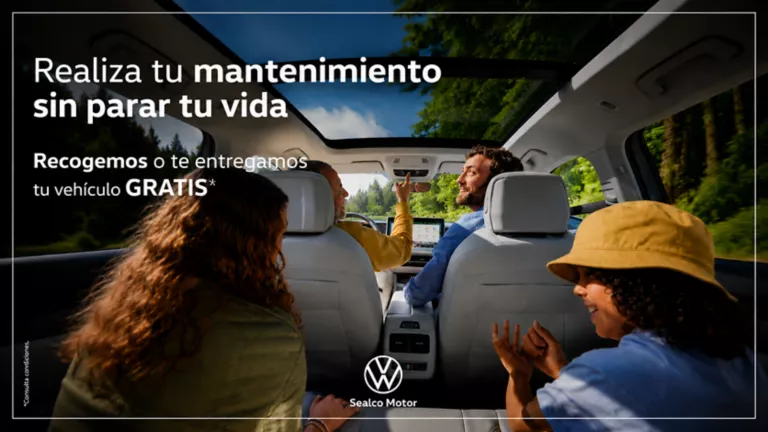 Una familia dentro de un Volkswagen
