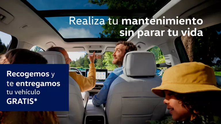 Una familia dentro de un Volkswagen