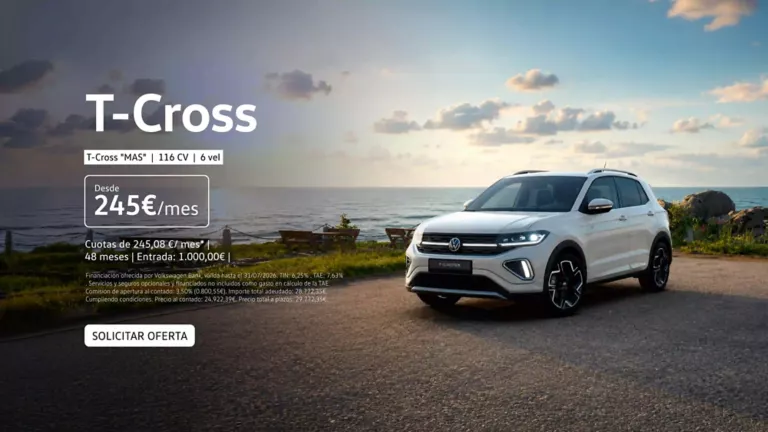 Un Volkswagen T-Cross blanco parado junto al mar