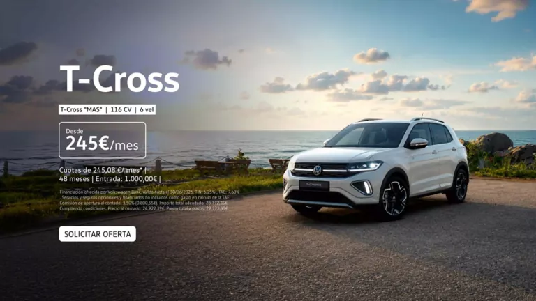 Un Volkswagen T-Cross blanco parado junto al mar