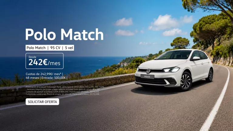 Un Volkswagen Polo Match blanco circulando por una carretera con vistas al mar