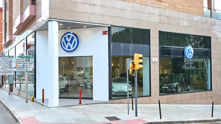 Detalle del logotipo Volkswagen en la fachada del concesionario