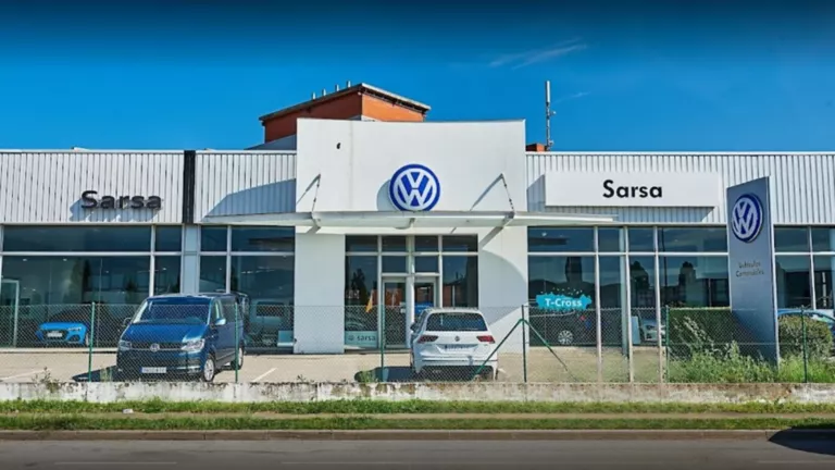 Detalle del logotipo Volkswagen en la fachada del concesionario