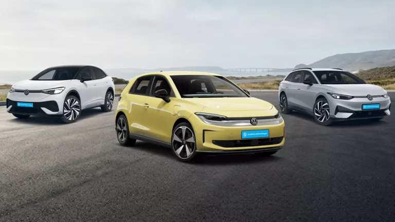 Ein weißer ID. 4 ein grauer ID. 7 Tourer und ein gelber ID. Polo Parken nebeneinander.