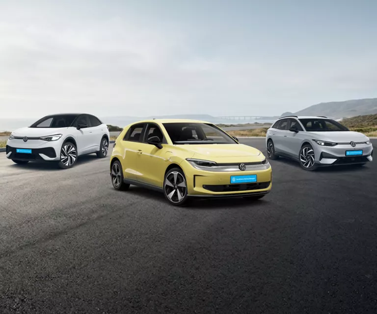 Ein weißer ID. 4 ein grauer ID. 7 Tourer und ein gelber ID. Polo Parken nebeneinander.