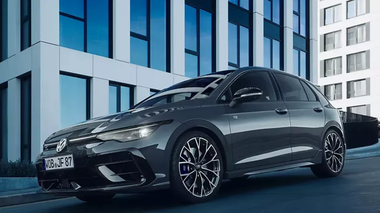 Dunkelgrauer VW Golf R-Line mit fünf Türen, LED-Scheinwerfern und Radkappen, Frontansicht leicht von rechts