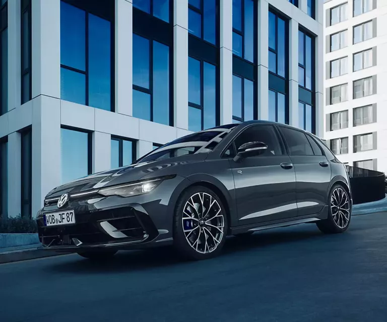 Dunkelgrauer VW Golf R-Line mit fünf Türen, LED-Scheinwerfern und Radkappen, Frontansicht leicht von rechts