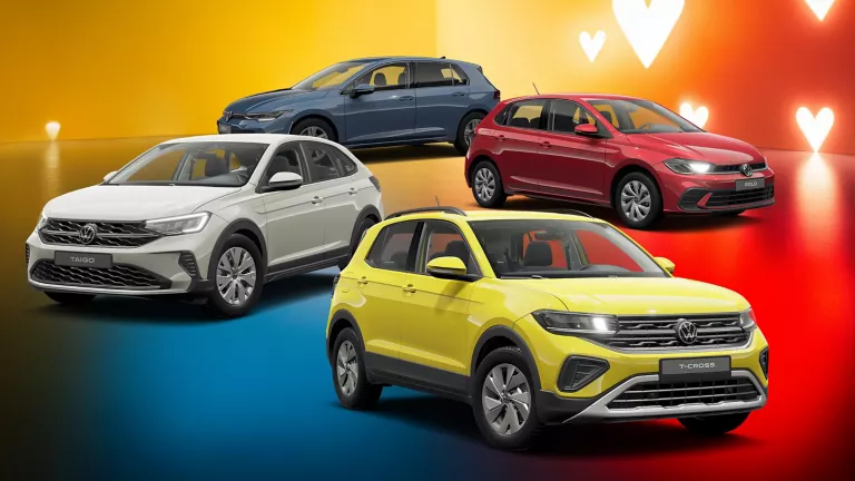 Vier VW-Modelle in Gelb, Grau, Rot und Blau vor gelb-rotem Hintergrund mit weißen Herzsymbolen.