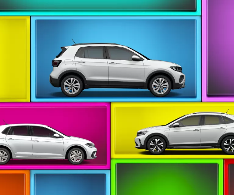 Ein roter Volkswagen Golf GTI fährt schnell auf einer Rennstrecke durch eine grüne, bewaldete Landschaft.