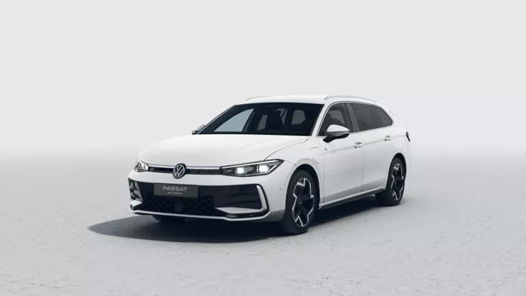 Weißer VW Passat, 3/4 Ansicht, auf weißem Hintergrund