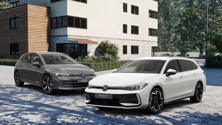 VW Golf GTE eHybrid und ein Passat eHybrid vor einem Gebäude.