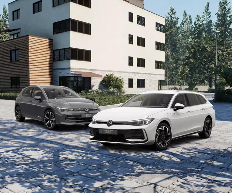 VW Golf GTE eHybrid und ein Passat eHybrid vor einem Gebäude.