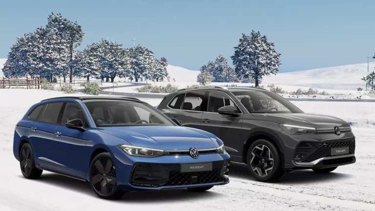 Zwei VW Modelle in Blau und Grau auf einem winterlichen Straße