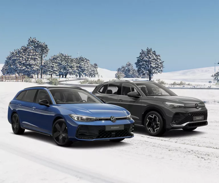 Zwei VW Modelle in Blau und Grau auf einem winterlichen Straße