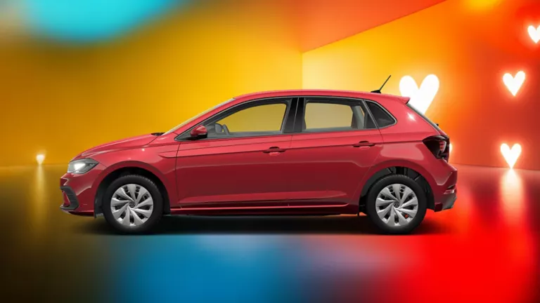 Seitliche Ansicht eines roten VW Polo vor einem farbigen Hintergrund mit Herzsymbolen