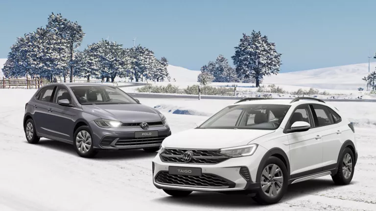 Zwei VW-Modelle stehend vor Winterlandschaft