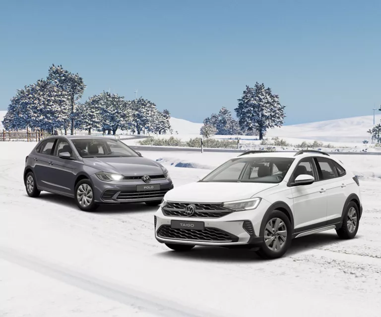 Zwei VW-Modelle stehend vor Winterlandschaft
