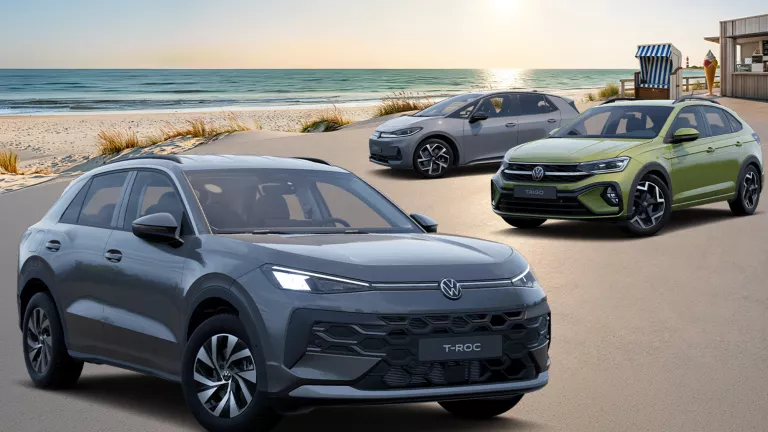 VW T-Roc, VW Taigo und VW ID.3 Neo parken an einem Strand.