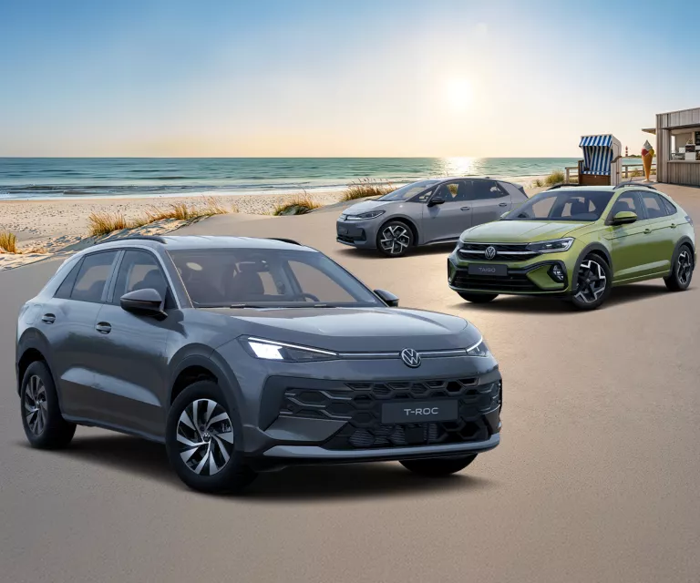 VW T-Roc, VW Taigo und VW ID.3 Neo parken an einem Strand.